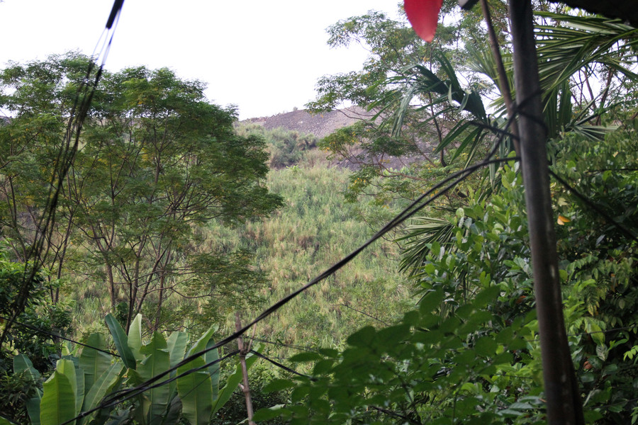 Ngôi nhà của gia đình bà Phạm Thị Kim cách chân bãi thải chừng 50 mét.