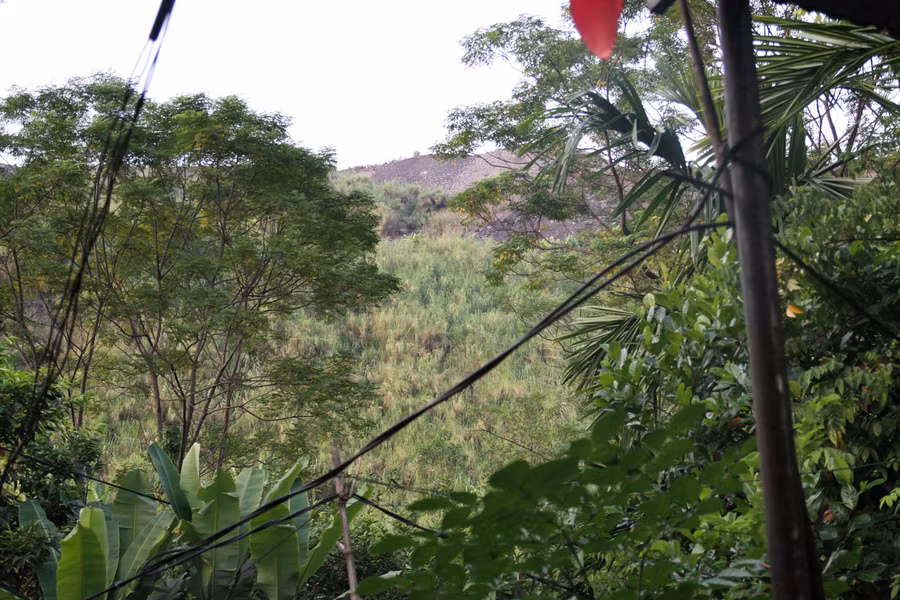 Ngôi nhà của gia đình bà Phạm Thị Kim cách chân bãi thải chừng 50 mét.