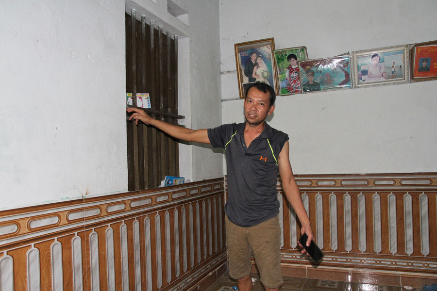 Có thời điểm, nước ngập sâu ngang cửa sổ căn nhà của ông Hoàng Vĩnh Vệ.