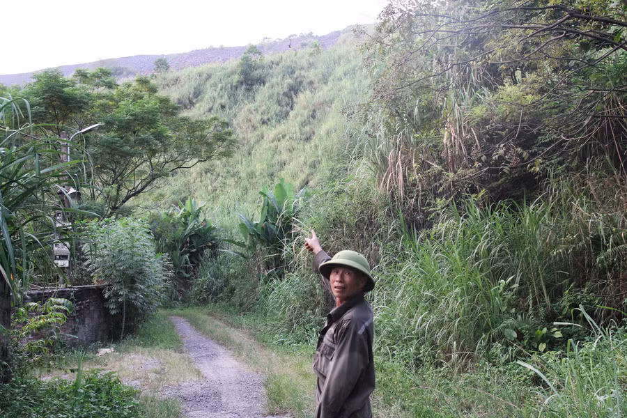 Bãi thải của mỏ than Khánh Hòa sừng sững như một quả núi chắn trước nhà nhiều hộ dân tại xóm Nam Tiền.