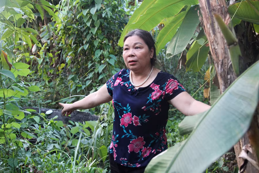 Tảng đá lăn từ trên bãi thải xuống suýt gây bất an cho gia đình bà Phạm Thị Kim.