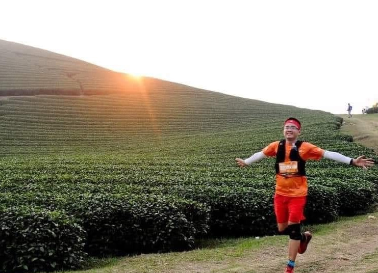 Vận động viên chạy qua cung đường mòn gần đồi chè trái tim. Vận động viên chạy qua cung đường mòn gần đồi chè trái tim.