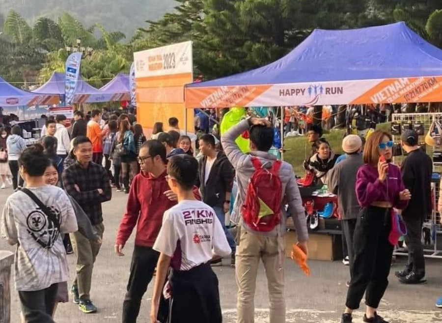 Đông đảo người dân đến cổ vũ các vận động viên tham gia cuộc thi chạy Marathon. Đông đảo người dân đến cổ vũ các vận động viên tham gia cuộc thi chạy Marathon.