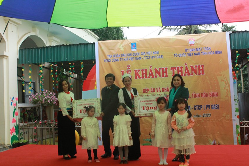 Uỷ ban MTTQ Việt Nam tỉnh Hòa Bình tặng quà cho học sinh mầm non Ân Nghĩa.