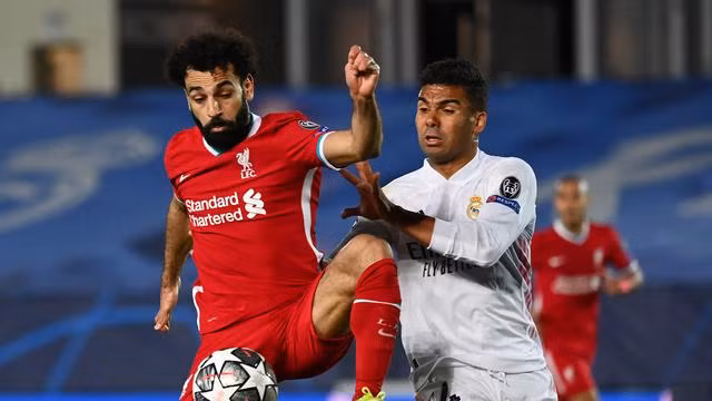 Mohamed Salah của Liverpool (trái) với Casemiro của Real Madrid trong một cuộc so tài tại Champions League.