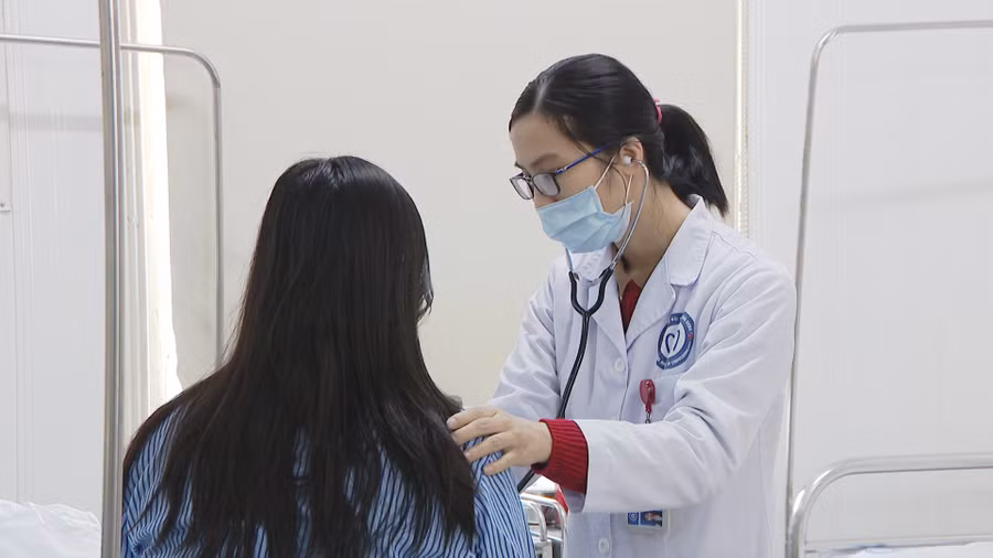 Chăm sóc và điều trị bệnh nhân mắc đái tháo đường tại Bệnh viện Nội tiết Trung ương. Ảnh BVCC