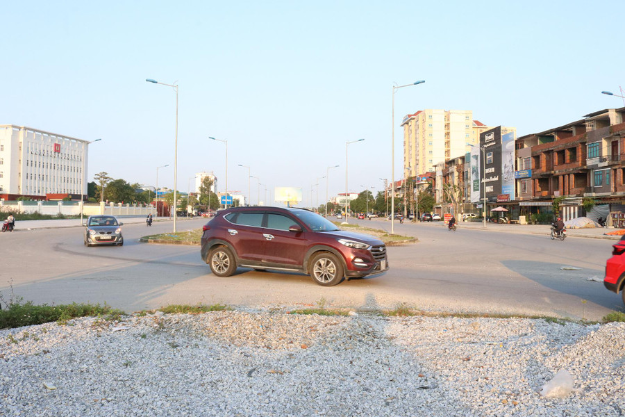 Phương tiện giao thông phải chuyển sang làn đối diện vì làn đường chính bị “cụt”. Phương tiện giao thông phải chuyển sang làn đối diện vì làn đường chính bị “cụt”.