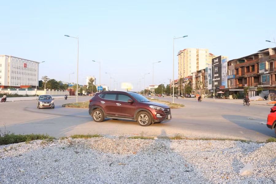 Phương tiện giao thông phải chuyển sang làn đối diện vì làn đường chính bị “cụt”. Phương tiện giao thông phải chuyển sang làn đối diện vì làn đường chính bị “cụt”.