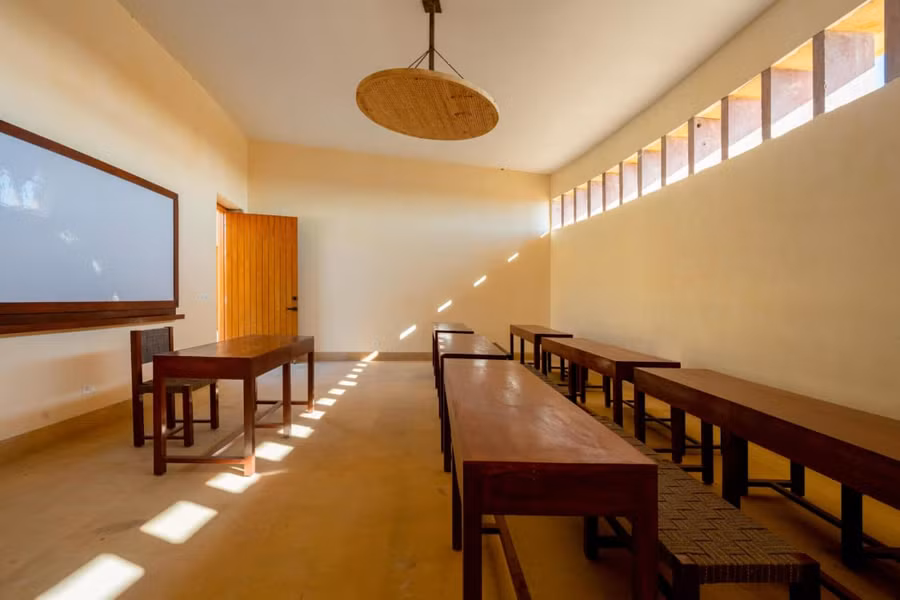 Bên trong trường, các phòng học được xây dựng với trần nhà cao và cửa sổ để giải phóng bất kỳ hơi nóng hoặc độ ẩm nào. Ảnh: Kiến trúc sư Diana Kellogg Bên trong trường, các phòng học được xây dựng với trần nhà cao và cửa sổ để giải phóng bất kỳ hơi nóng hoặc độ ẩm nào. Ảnh: Kiến trúc sư Diana Kellogg