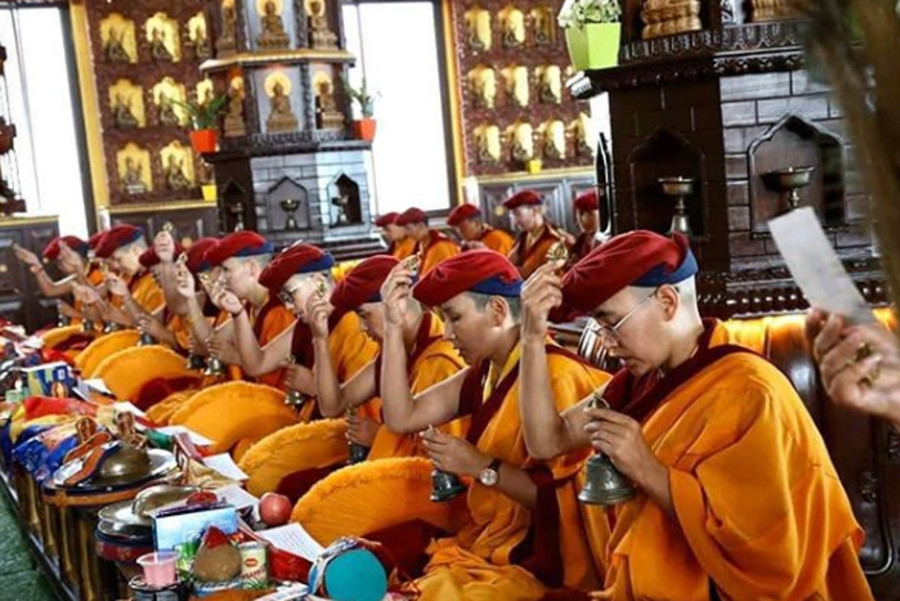 Các nữ tu trong giờ tụng kinh.