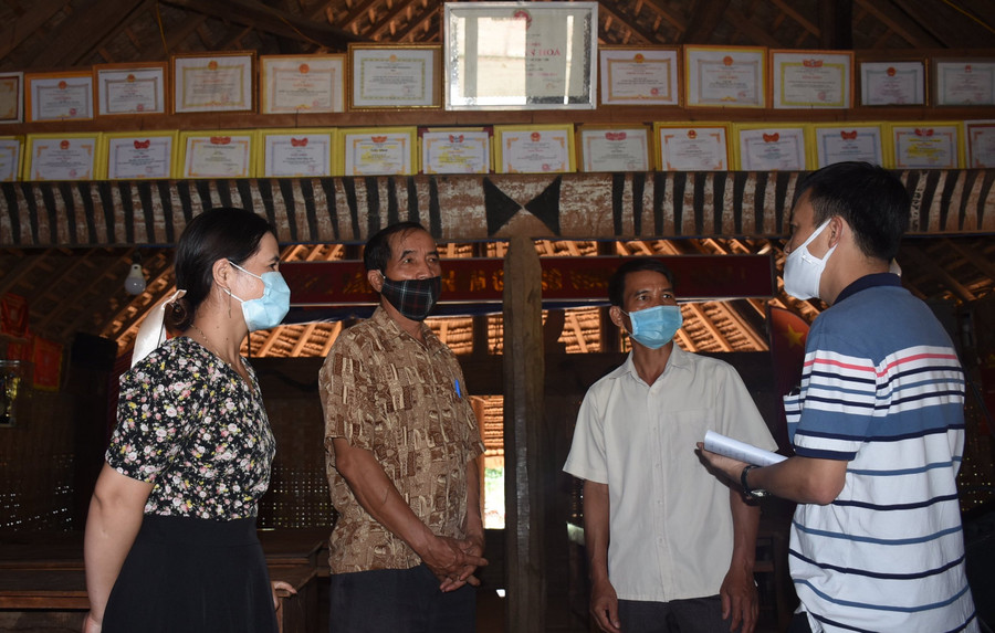 Ông Xiêng Thanh Tý (thứ 2 từ trái sang) chia sẻ về truyền thống hiếu học của gia đình. Ông Xiêng Thanh Tý (thứ 2 từ trái sang) chia sẻ về truyền thống hiếu học của gia đình.