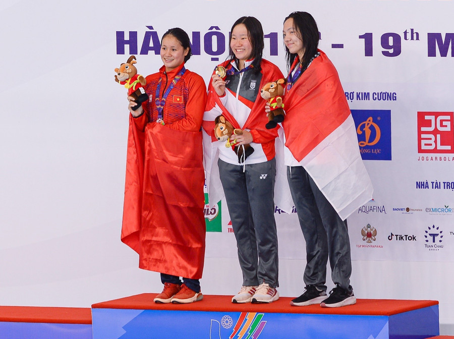 Mỹ Tiên (ngoài cùng bên trái) giành Huy chương Bạc SEA Games 31 nội dung 800m bơi tự do nữ với thành tích 8 phút 51 giây 73.