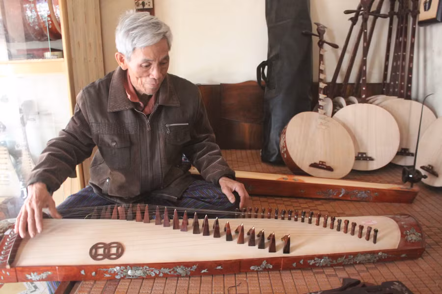 Làng làm đàn Đào Xá thuộc xã Đông Lỗ (Ứng Hòa) là địa chỉ mà khách du lịch châu Âu tìm đến.