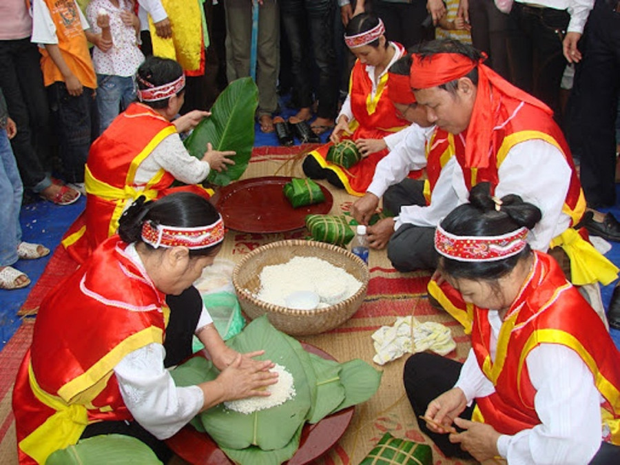 Bánh chưng là một loại bánh truyền thống của dân tộc Việt nhằm thể hiện lòng biết ơn của con cháu đối với cha ông và đất trời xứ sở. Bánh chưng là một loại bánh truyền thống của dân tộc Việt nhằm thể hiện lòng biết ơn của con cháu đối với cha ông và đất trời xứ sở.