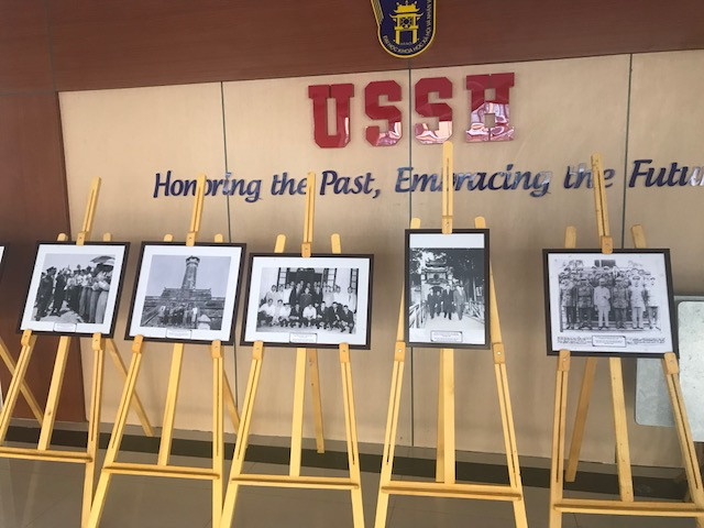 Ảnh trưng bày về quan hệ hữu nghị giữa 2 nước