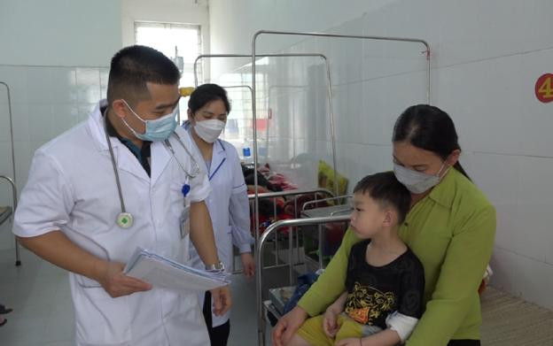 Bệnh nhân mắc cúm A được điều trị tại bệnh viện đa khoa huyện Bảo Yên. Ảnh: Sở Y tế tỉnh Lào Cai. Bệnh nhân mắc cúm A được điều trị tại bệnh viện đa khoa huyện Bảo Yên. Ảnh: Sở Y tế tỉnh Lào Cai.