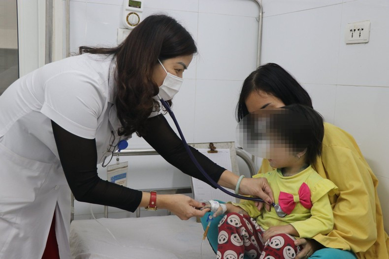 Thăm khám bệnh nhi mắc thủy đậu tại BVĐK Hà Đông. Ảnh: BVCC. Thăm khám bệnh nhi mắc thủy đậu tại BVĐK Hà Đông. Ảnh: BVCC.