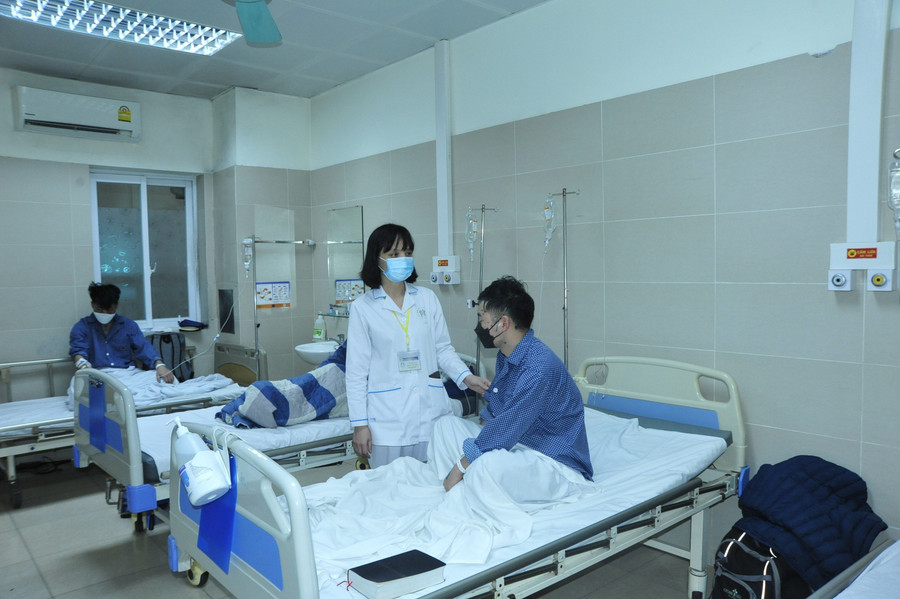 Thăm khám bệnh nhân mắc thủy đậu tại Bệnh viện Thanh Nhàn. Ảnh: Minh Ngọc.