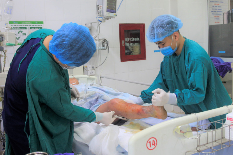 Người đàn ông nguy kịch sau khi lội nước bẩn ảnh 1