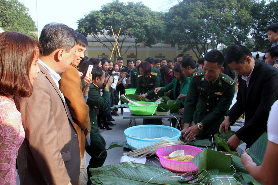 Rất đông người chứng kiến 5 đội trổ tài Rất đông người chứng kiến 5 đội trổ tài