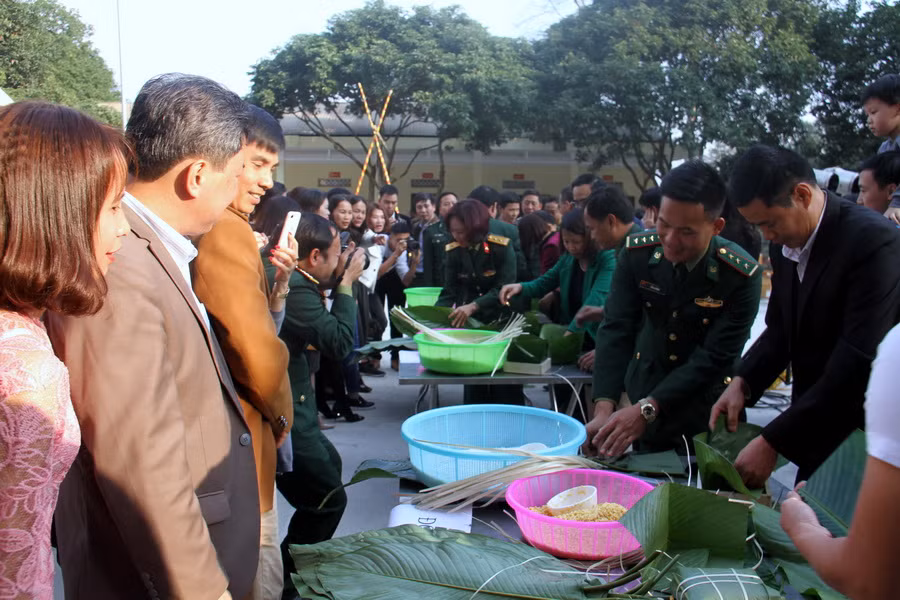 Rất đông người chứng kiến 5 đội trổ tài Rất đông người chứng kiến 5 đội trổ tài