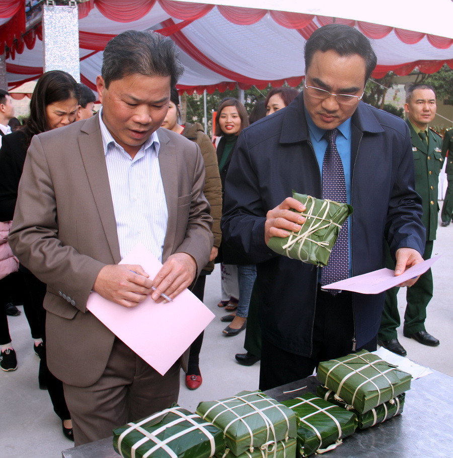 Giám khảo khác của cuộc thi: Ông Nguyễn Hữu Long - Chủ tịch LĐLĐ tỉnh Lào Cai (bên phải) và ông Nguyễn Hữu Dũng - Phó Giám đốc Sở GD&ĐT đang kiểm tra về mỹ thuật của những chiếc bánh Giám khảo khác của cuộc thi: Ông Nguyễn Hữu Long - Chủ tịch LĐLĐ tỉnh Lào Cai (bên phải) và ông Nguyễn Hữu Dũng - Phó Giám đốc Sở GD&ĐT đang kiểm tra về mỹ thuật của những chiếc bánh