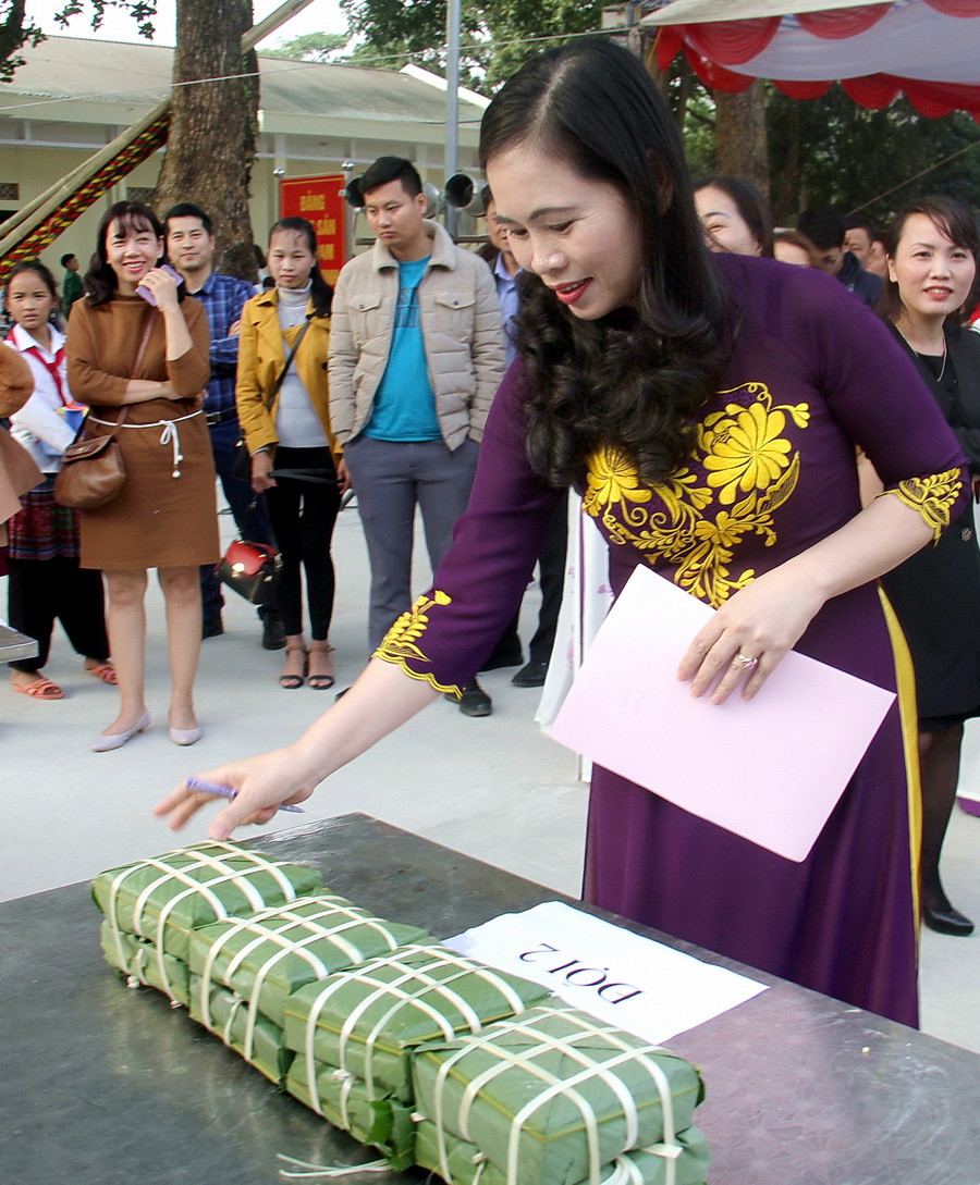 Và đây là sản phẩm của đội số 2. Bà Nguyễn Thị Bích Hợp - Phó Chủ tịch Công đoàn Giáo dục Việt Nam, giám khảo đang xem xét để cho điểm những cặp bánh chưng Và đây là sản phẩm của đội số 2. Bà Nguyễn Thị Bích Hợp - Phó Chủ tịch Công đoàn Giáo dục Việt Nam, giám khảo đang xem xét để cho điểm những cặp bánh chưng