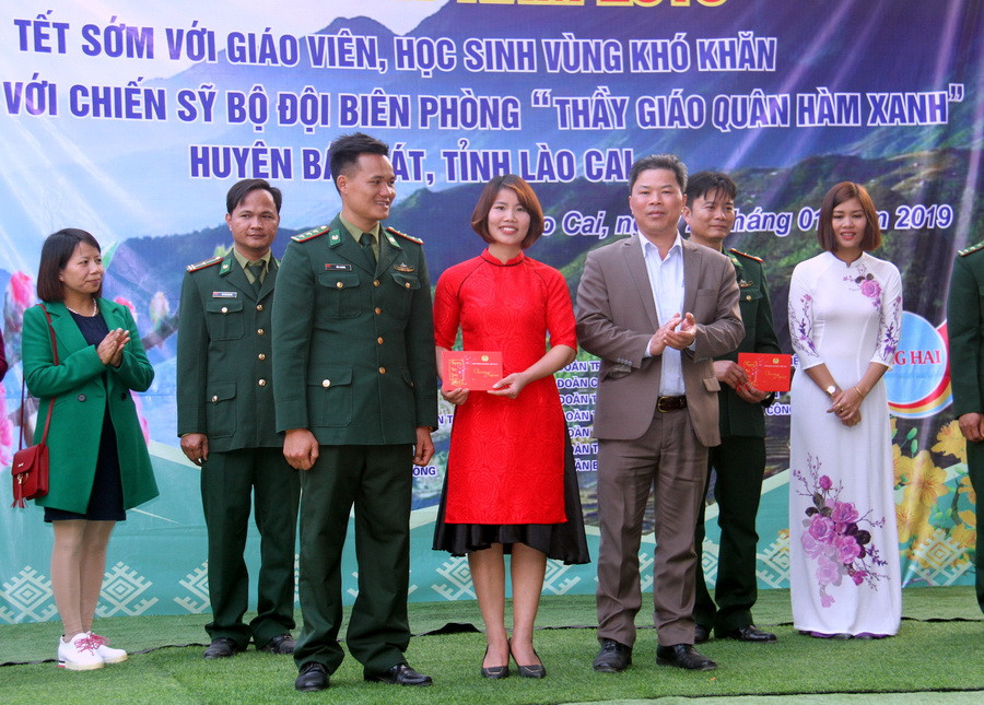 Và đây là phần trao giải cho các cô giáo và đội của mình có những chiếc bánh đẹp nhất Và đây là phần trao giải cho các cô giáo và đội của mình có những chiếc bánh đẹp nhất