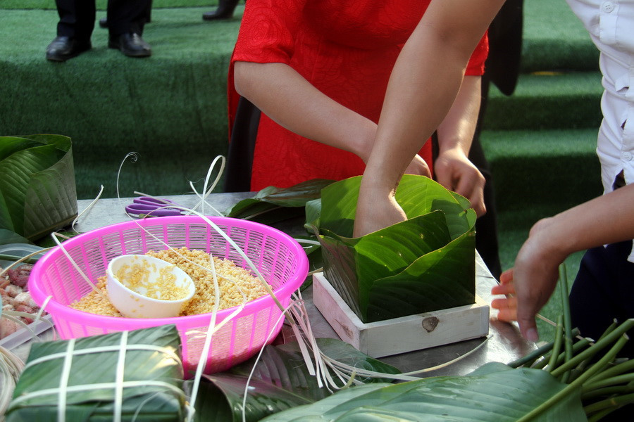 Chiếc bánh chưng có vuông và đẹp là do người cắt lá và vào khuôn. Đây là chiếc bánh đầu tiên của đội được hoàn thành Chiếc bánh chưng có vuông và đẹp là do người cắt lá và vào khuôn. Đây là chiếc bánh đầu tiên của đội được hoàn thành