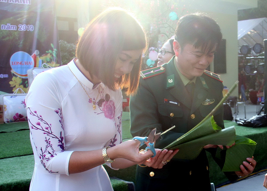 Cắt lá dong để gói bánh chưng vuông là công đoạn tỷ mỉ và đòi hỏi phải quen tay mới làm được. Cắt lá dong để gói bánh chưng vuông là công đoạn tỷ mỉ và đòi hỏi phải quen tay mới làm được.