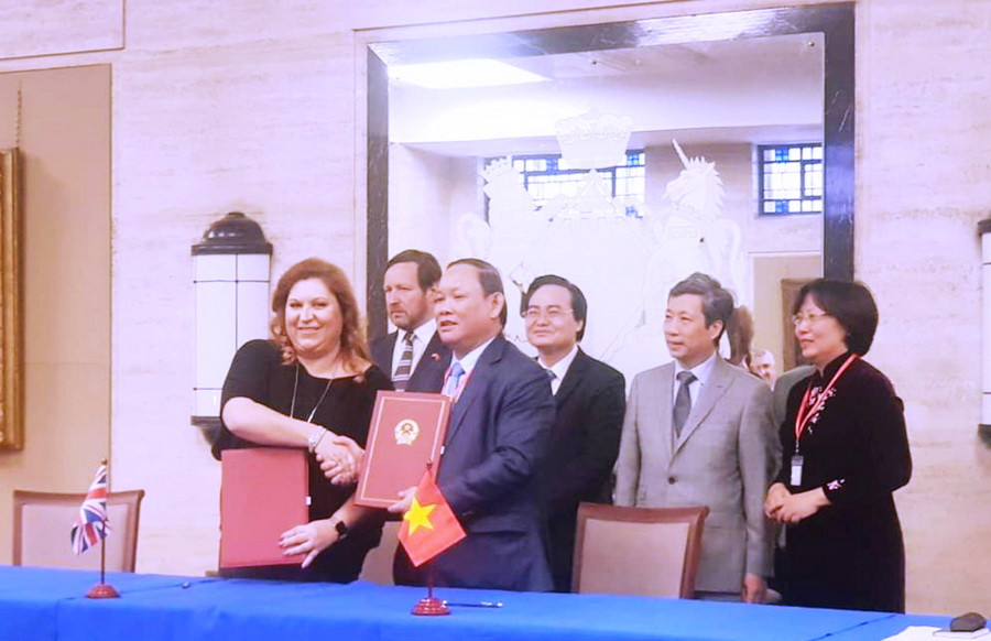 .... Chủ tịch HĐTV Nguyễn Đức Thái và Bà Jenny Dooley, Giám đốc NXB Express trao đổi văn bản hợp tác đã ký kết...