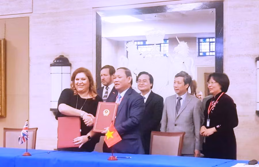 .... Chủ tịch HĐTV Nguyễn Đức Thái và Bà Jenny Dooley, Giám đốc NXB Express trao đổi văn bản hợp tác đã ký kết...