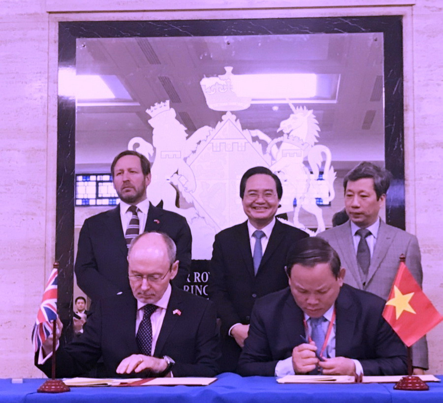 Với sự chứng kiến của Bộ trưởng Phùng Xuân Nhạ, Chủ tịch HĐTV Nguyễn Đức Thái đã kí kết nhiều văn bản hợp tác quan trọng trong lĩnh vực xuất bản với các đối tác của Vương quốc Anh. Trong ảnh: ông Nguyễn Đức Thái cùng ông Rod Bristow - Chủ tịch NXB Pearson ký kết văn bản hợp tác...