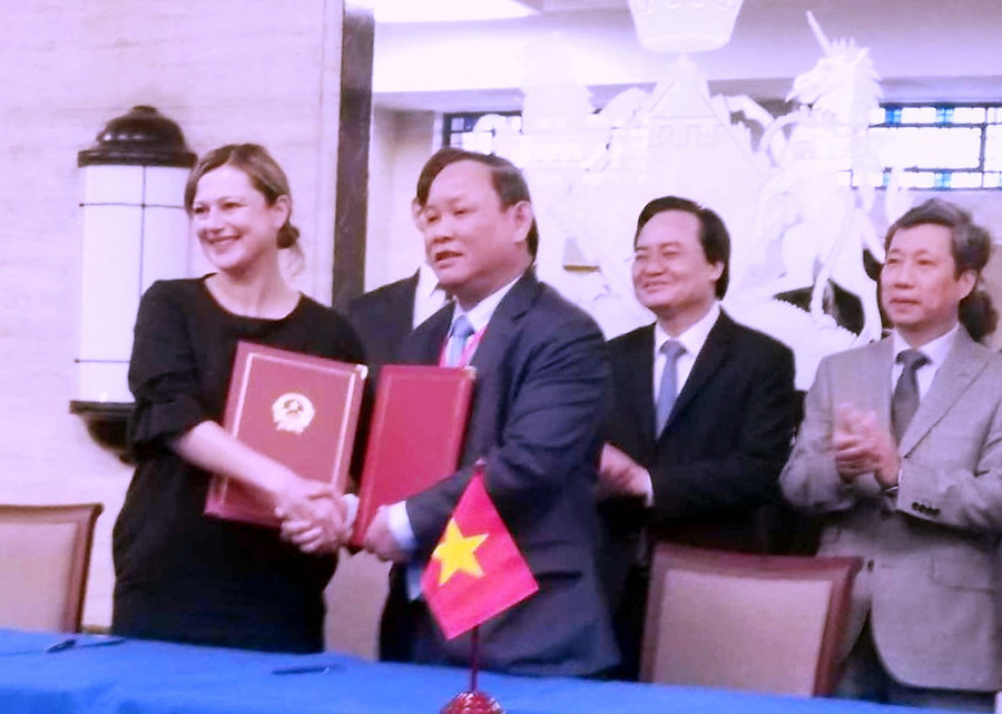 .... Chủ tịch HĐTV Nguyễn Đức Thái và Bà Chantal Serhal - Giám đốc Ban biên soạn và hợp tác quốc tế của NXB Macmillan trao đổi văn bản hợp tác đã ký kết.