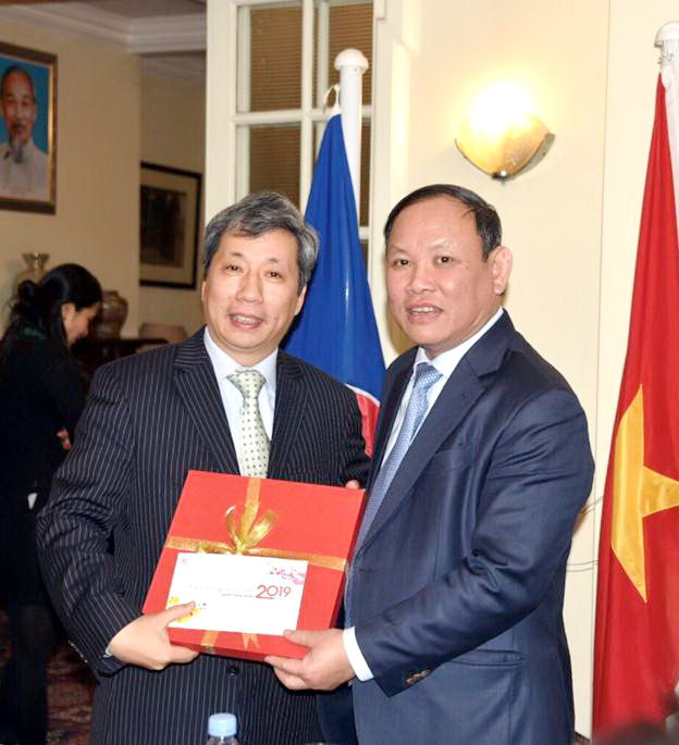 Chủ tịch HĐTV Nguyễn Đức Thái chúc Tết và trao quà lưu niệm đến Đại sứ Trần Ngọc An và các thành viên của Đại sứ quán Việt Nam tại Vương quốc Anh