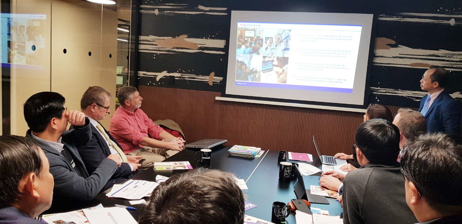 Chủ tịch HĐTV Nguyễn Đức Thái cùng đoàn công tác theo dõi các phần giới thiệu của các công ty Kortext, Literacy Planet, LJ Create, CDSM, TWIG, Password