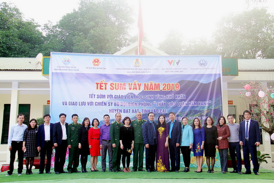 Các cán bộ Công đoàn Giáo dục Việt Nam và cán bộ, chiến sỹ Đồn biên phòng Trịnh Tường tại Chương trình Tết sum vầy năm 2019 Các cán bộ Công đoàn Giáo dục Việt Nam và cán bộ, chiến sỹ Đồn biên phòng Trịnh Tường tại Chương trình Tết sum vầy năm 2019