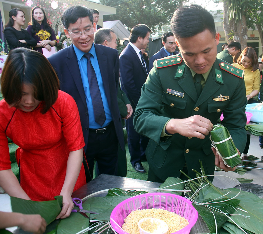 Chủ tịch Công đoàn Giáo dục Việt Nam - Ông Vũ Minh Đức đang xem Thượng úy Tần A Dương hoàn thiện chiếc bánh của đội mình Chủ tịch Công đoàn Giáo dục Việt Nam - Ông Vũ Minh Đức đang xem Thượng úy Tần A Dương hoàn thiện chiếc bánh của đội mình
