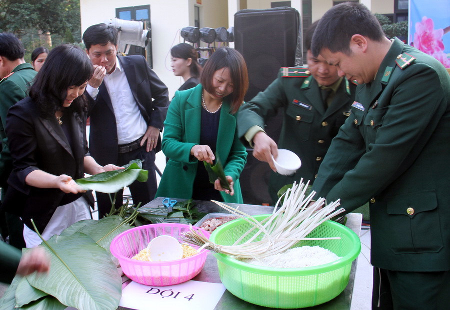 Các cô với những cán bộ biên phòng của Đồn biên phòng Trịnh Tường cùng trổ tài gói bánh chưng vuông. Cuộc thi mang đến không khí của cái Tết sớm cho giáo viên, học sinh và cán bộ chiến sỹ nơi đây củng cố thêm tình quân dân gắn kết. Các cô với những cán bộ biên phòng của Đồn biên phòng Trịnh Tường cùng trổ tài gói bánh chưng vuông. Cuộc thi mang đến không khí của cái Tết sớm cho giáo viên, học sinh và cán bộ chiến sỹ nơi đây củng cố thêm tình quân dân gắn kết.
