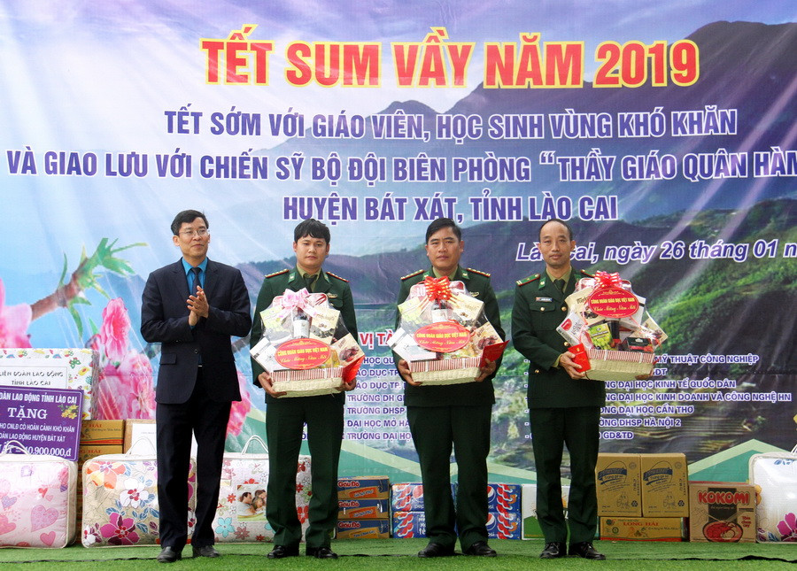 Ông Vũ Minh Đức tặng quà tri ân các Đồn biên phòng Trịnh Tường, Bát Xát và A Mú Sung vì những đóng góp cho sự nghiệp giáo dục vùng biên