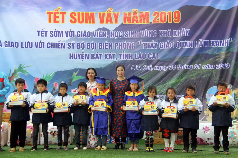 Bà Trịnh Hoài Thu và đại diện nhà tài trợ tặng quà cho học sinh ưu tú, tiêu biểu