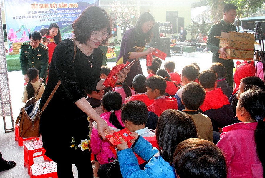 Các đại biểu tặng quà cho học sinh