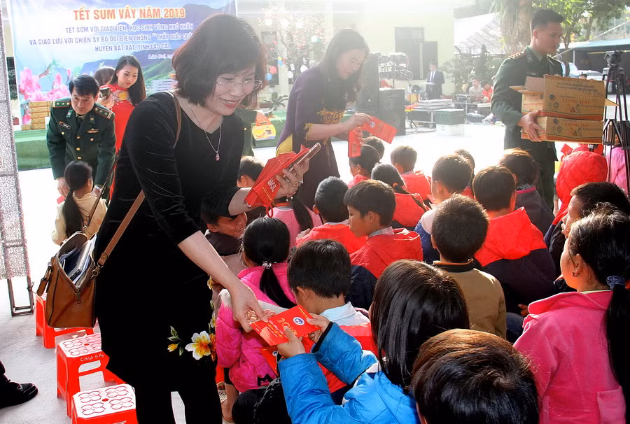 Các đại biểu tặng quà cho học sinh