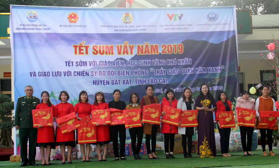 Bà Nguyễn Thị Bích Hợp - Phó Chủ tịch Công đoàn Giáo dục Việt Nam cùng các đại biểu trao tặng quà cho giáo viên các nhà trường