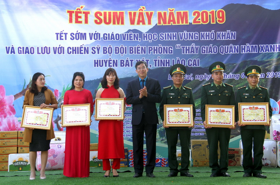 Ông Vũ Minh Đức trao tặng Bằng khen của Công đoàn Giáo dục Việt Nam cho các giáo viên và cán bộ, chiến sỹ