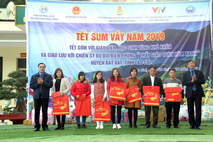 Ông Vũ Minh Đức và ông Nguyễn Hữu Long tặng quà Tết cho các nhà giáo tiêu biểu