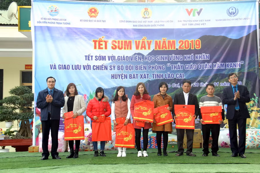 Ông Vũ Minh Đức và ông Nguyễn Hữu Long tặng quà Tết cho các nhà giáo tiêu biểu