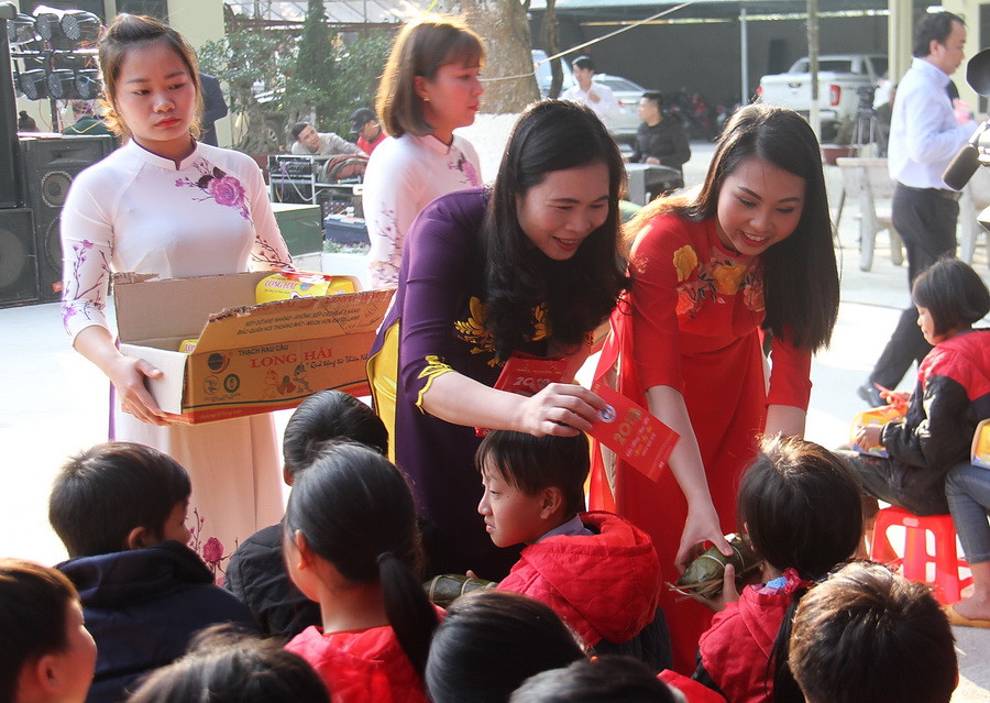 Bà Nguyễn Thị Bích Hợp tặng và lì xì năm mới cho học sinh