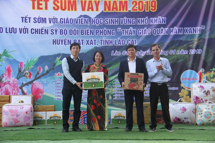 Đại diện của Công đoàn Báo Giáo dục và Thời đại và Công đoàn Trường ĐH Mỹ thuật Công nghiệp tặng quà cho đại diện các nhà trường