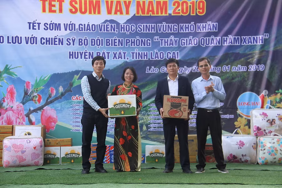 Đại diện của Công đoàn Báo Giáo dục và Thời đại và Công đoàn Trường ĐH Mỹ thuật Công nghiệp tặng quà cho đại diện các nhà trường